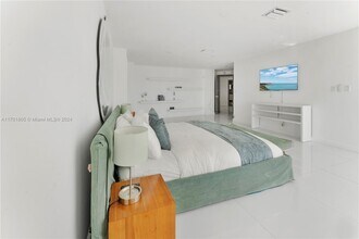 7504 W Treasure Dr in North Bay Village, FL - Building Photo - Building Photo