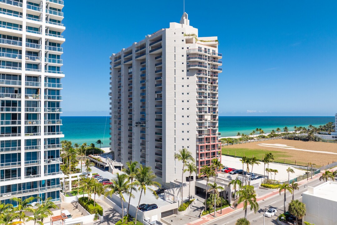 The Sterling in Miami Beach, FL - Building Photo