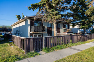 7915B Bowness Rd NW in Calgary, AB - Building Photo - Building Photo