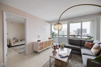 3200 Collins Ave, Unit 123 in Miami Beach, FL - Building Photo - Building Photo