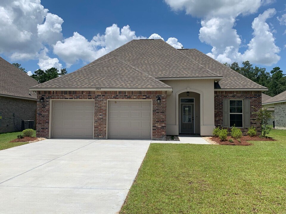 8945 Dalwood Dr in Denham Springs, LA - Building Photo