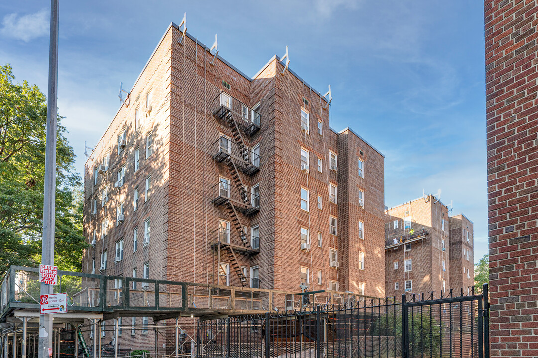 Wemberly Gardens in Jackson Heights, NY - Foto de edificio