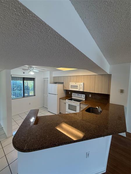 2334 S Cypress Bend Dr in Pompano Beach, FL - Building Photo - Building Photo