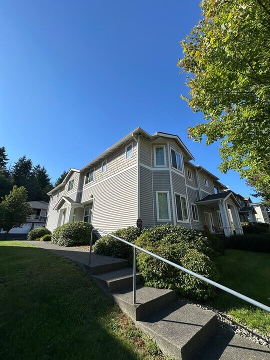 1613 Burnside Pl in Dupont, WA - Building Photo