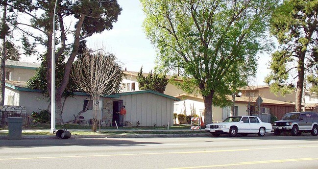 827-833 N Vineyard Ave in Ontario, CA - Building Photo - Building Photo