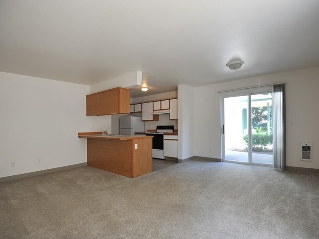 Emerald Pointe Apartments in Gresham, OR - Building Photo - Interior Photo