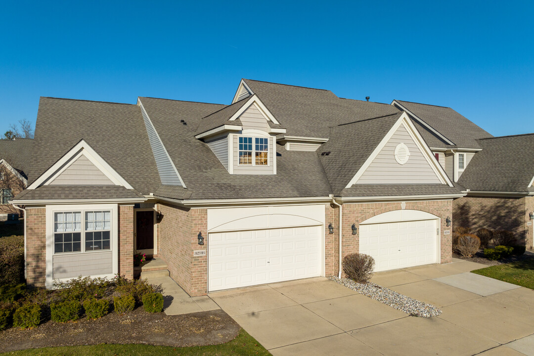 Brookside Condos in Livonia, MI - Foto de edificio