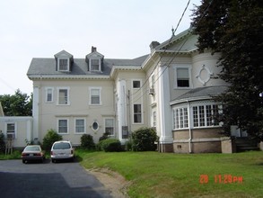 Pioneer House in Peabody, MA - Foto de edificio - Building Photo