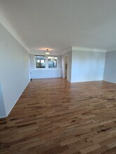 1860 Crescent Rd in Victoria, BC - Building Photo - Building Photo