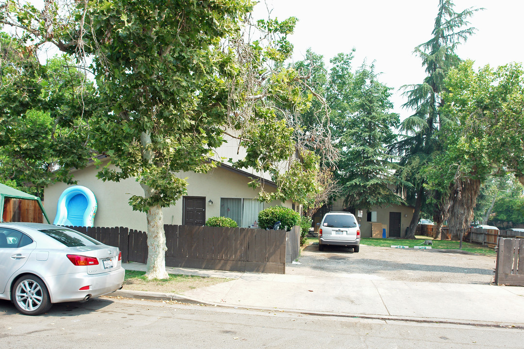 1435 E Cambridge Ave in Fresno, CA - Building Photo