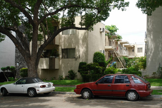 313 E Tujunga Ave in Burbank, CA - Building Photo - Building Photo