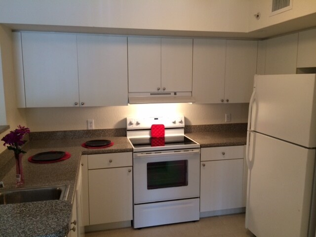 13800 NE 3rd Ct in North Miami, FL - Foto de edificio - Building Photo