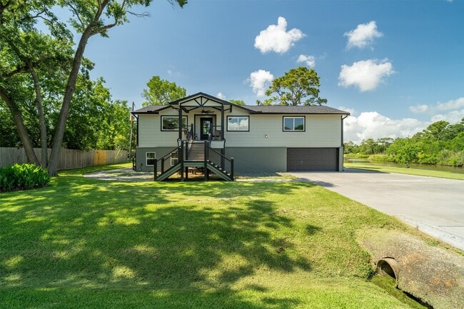 719 Fairfield Ave in Shoreacres, TX - Foto de edificio - Building Photo