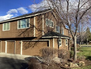 1813 SW Reindeer Ave in Redmond, OR - Building Photo - Building Photo