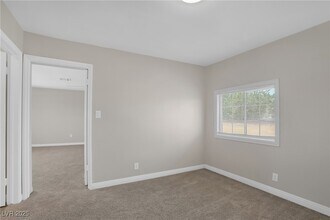 416 Rossmoyne Ave in North Las Vegas, NV - Building Photo - Building Photo
