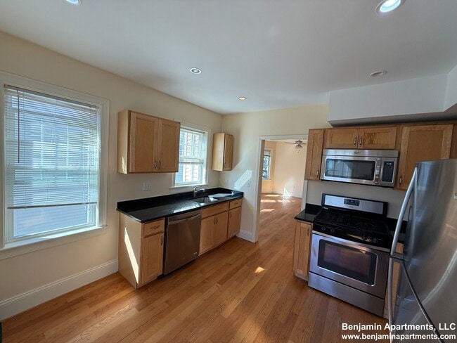 94 Brook St, Unit 2 in Brookline, MA - Foto de edificio - Building Photo