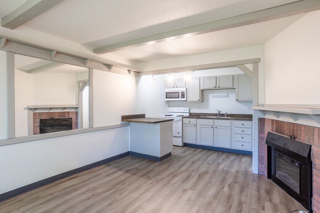 Lakewood Hills Apartments in Coralville, IA - Building Photo
