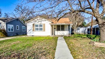 1616 E Main St in Kerrville, TX - Building Photo