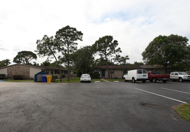 Springtree Apartments in West Palm Beach, FL - Foto de edificio - Building Photo