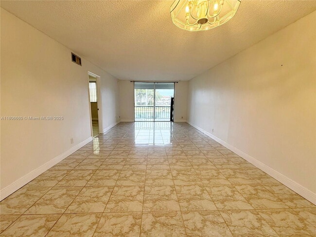 8970 S Hollybrook Blvd in Pembroke Pines, FL - Foto de edificio - Building Photo