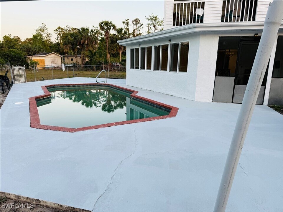 250 10th St S in Naples, FL - Building Photo