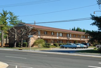 Hillsborough in Winston-Salem, NC - Foto de edificio - Building Photo