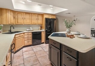 15602 N 56th Pl in Scottsdale, AZ - Foto de edificio - Building Photo