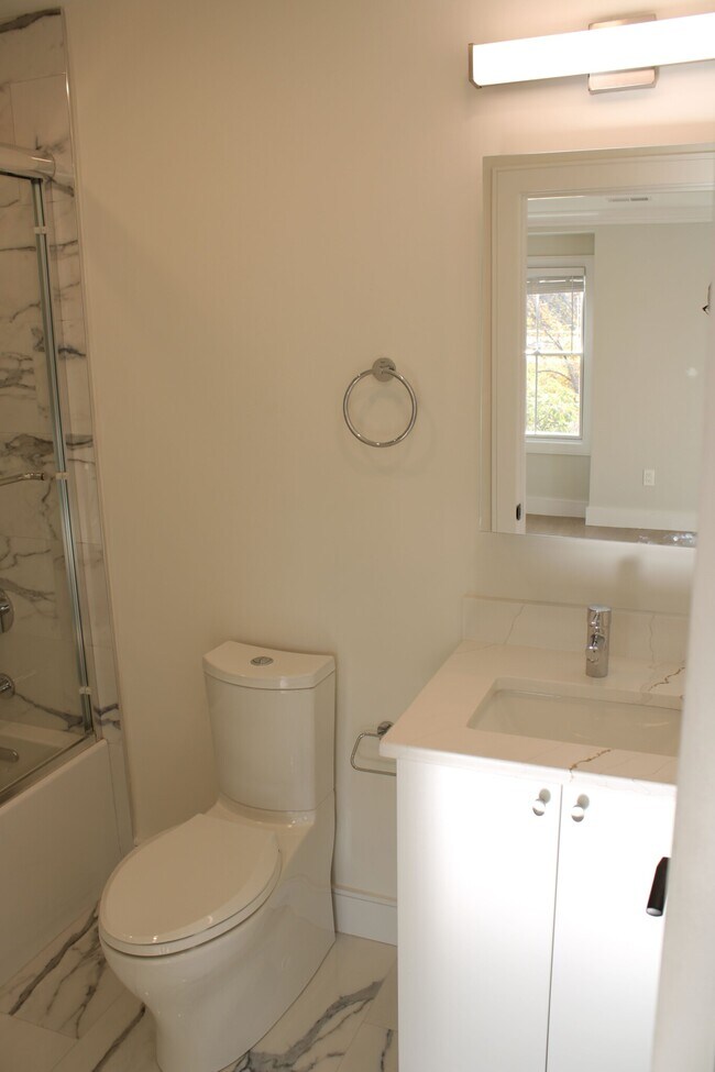 303 Maverick St, Unit 4 in Boston, MA - Building Photo - Building Photo