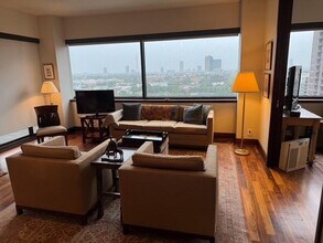 5000 Montrose Blvd in Houston, TX - Building Photo - Building Photo