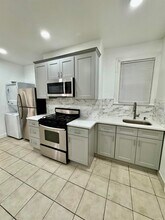 204 Zabriskie St in Jersey City, NJ - Building Photo - Building Photo