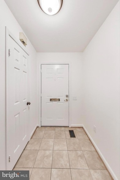 1325 Chetworth Ct in Alexandria, VA - Foto de edificio - Building Photo