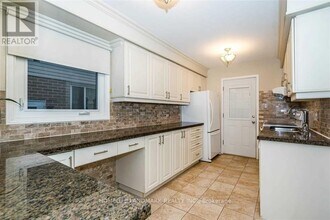 23 Bluesky Crescent in Richmond Hill, ON - Building Photo - Building Photo