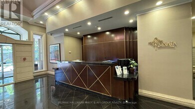 7 Lorraine Dr in Toronto, ON - Building Photo - Building Photo