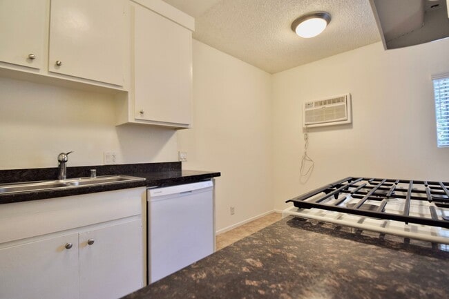 7101 Haskell Ave in Los Angeles, CA - Building Photo - Building Photo