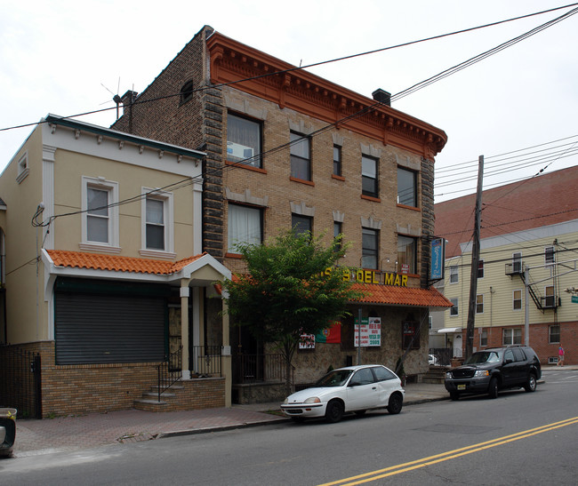 383 Chestnut St in Newark, NJ - Building Photo - Building Photo