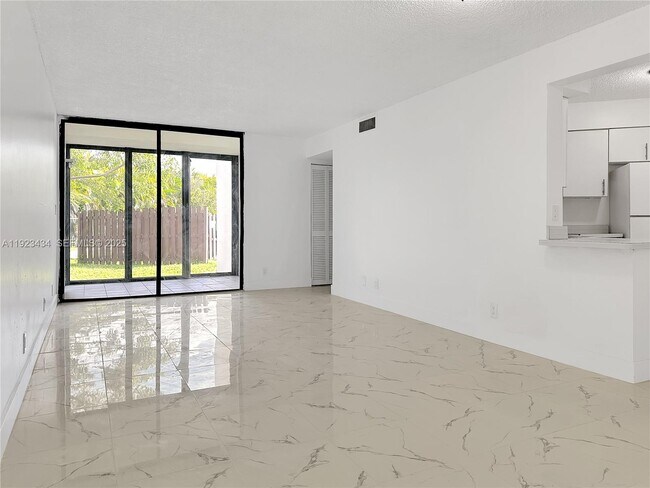 211 Lake Pointe Dr in Oakland Park, FL - Building Photo - Building Photo