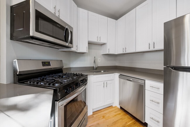 1437 Superior in Chicago, IL - Building Photo - Building Photo