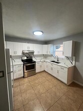 319 NE 35th Ct in Oakland Park, FL - Building Photo - Building Photo