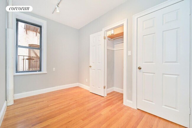 19 Commerce St in New York, NY - Building Photo - Building Photo