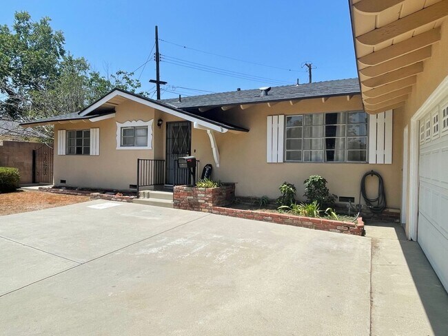 16525 Minnehaha St in Los Angeles, CA - Building Photo - Building Photo