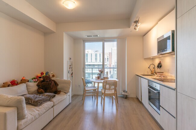 8-4908 Widmer St in Toronto, ON - Building Photo - Building Photo