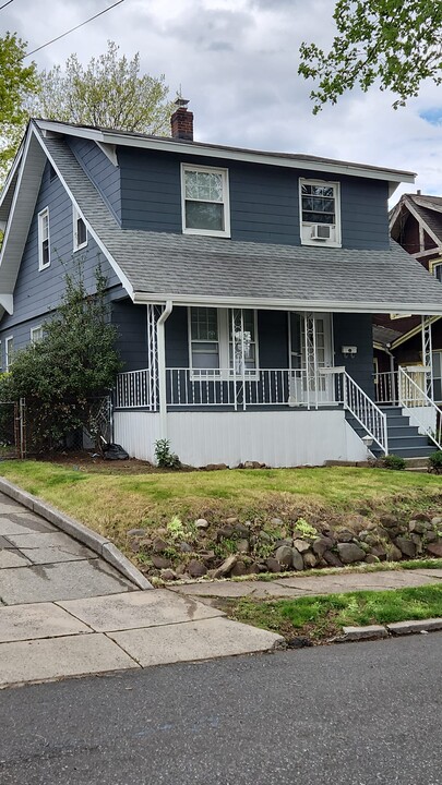 185 Elmwood Ave in Bogota, NJ - Foto de edificio