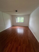 440 Lakeview Dr in Weston, FL - Building Photo - Building Photo