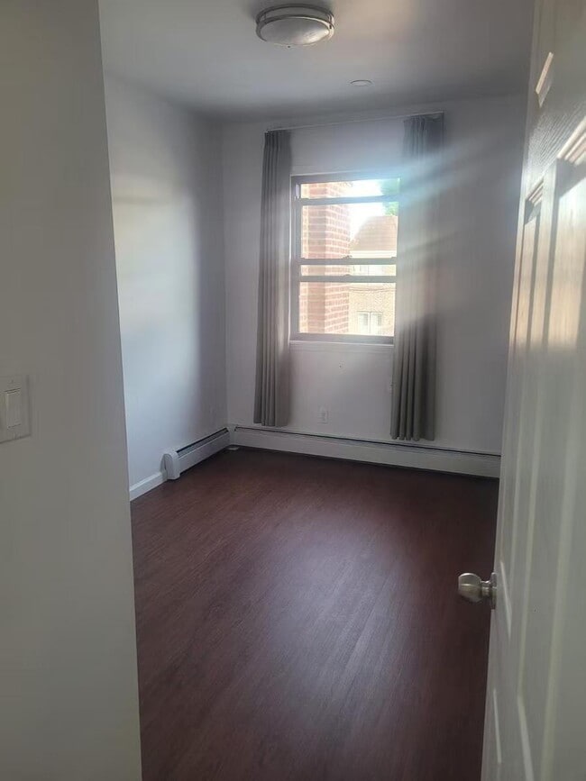 14428 Jewel Ave in Flushing, NY - Foto de edificio - Building Photo