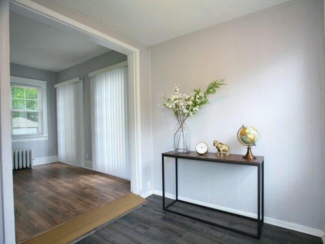 1716 Lee Rd in Cleveland Heights, OH - Foto de edificio - Building Photo