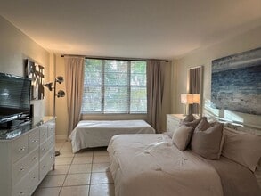 5161 Collins Ave in Miami Beach, FL - Building Photo - Building Photo