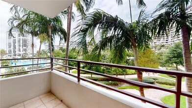 2500 Parkview Dr in Hallandale Beach, FL - Building Photo - Building Photo
