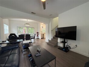 3305 Lisa Ln in Naples, FL - Foto de edificio - Building Photo