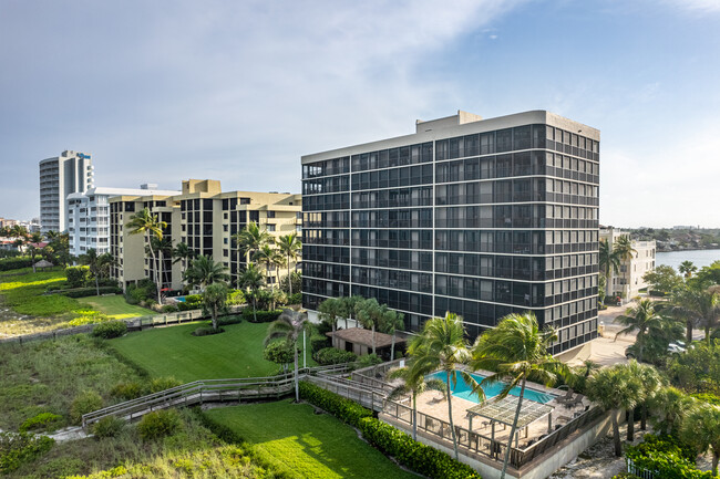 Casa Grande On Vanderbilt Beach in Naples, FL - Foto de edificio - Building Photo