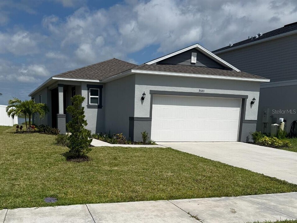 9183 Sandy Bluffs Circle in Parrish, FL - Building Photo
